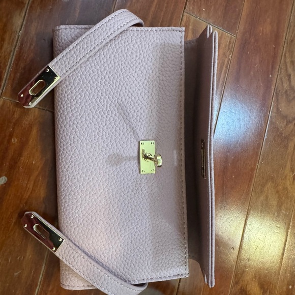 Elegant Pink Textured Wallet with Gold Clasp - Picture 4 of 4